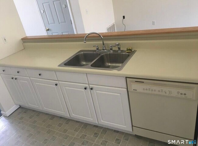 Building Photo - 70 Hubbard Rd