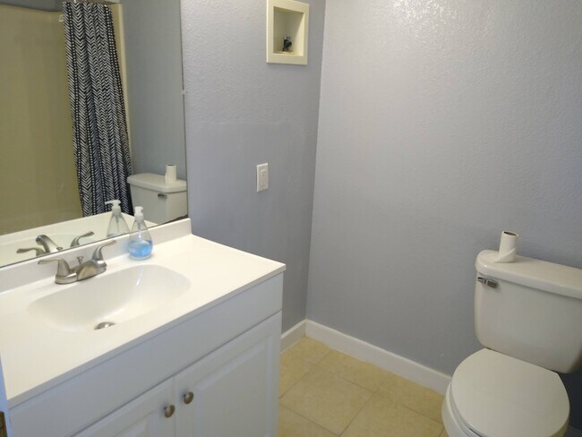 Building Photo - Blue Pointe