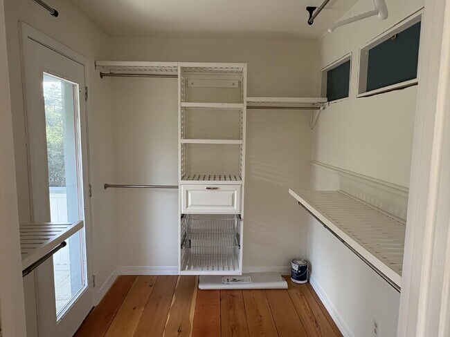 Building Photo - Spacious home in country setting, yet close to amenities