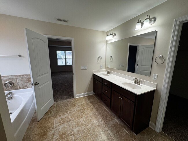 Building Photo - 5 Bedroom 3 Bath Home In Grays Creek