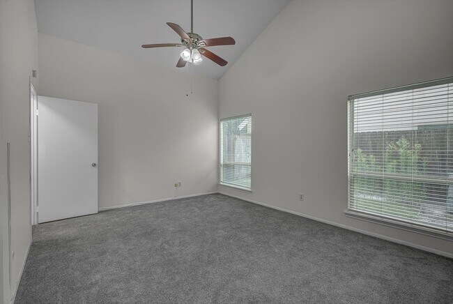 Building Photo - 13975 Hollowgreen Dr