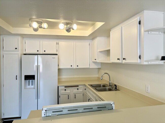 Building Photo - 9885 Caspi Gardens Dr