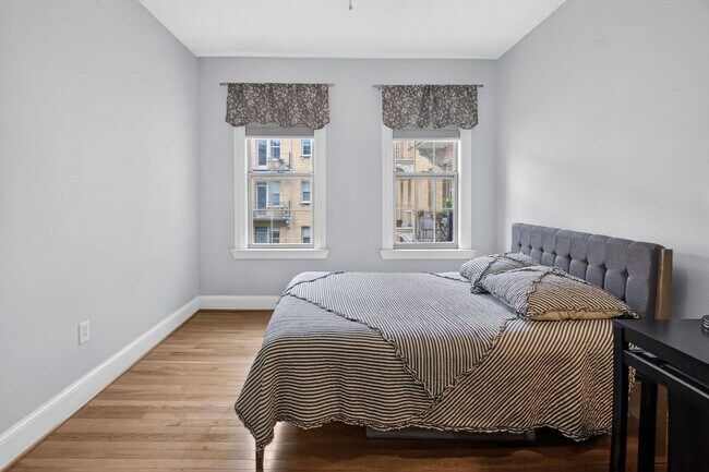 Building Photo - Sunny 1br with Balcony in Columbia Heights!