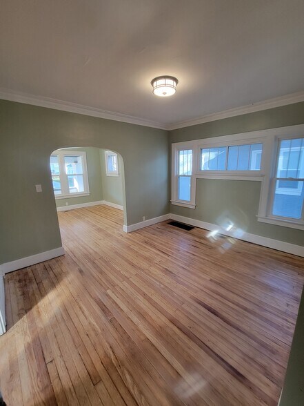 Building Photo - 644 S Englewood Ave