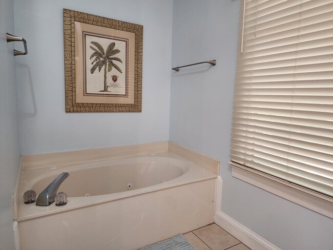 Building Photo - 207 Golden Bear Dr