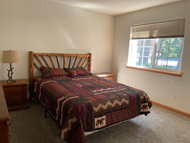 Building Photo - Beautiful 2 bedroom home with expansive li...