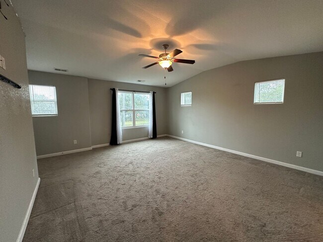 Building Photo - Spacious and beautifully designed home wit...