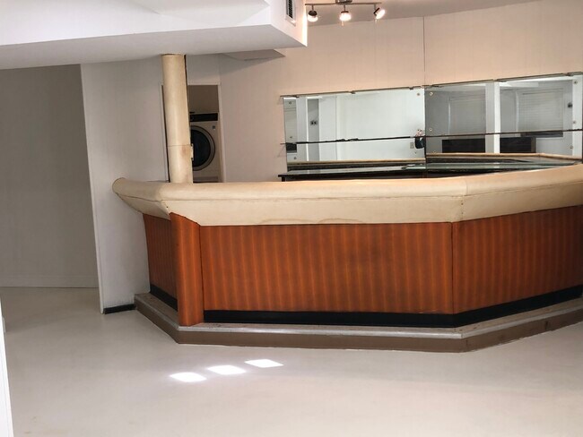 Building Photo - West Lake