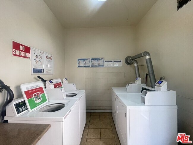 Building Photo - 5330 Zelzah Ave