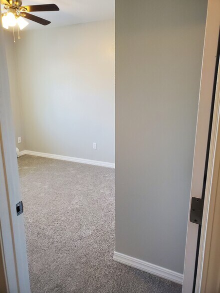 Building Photo - 625 E 22nd Ave