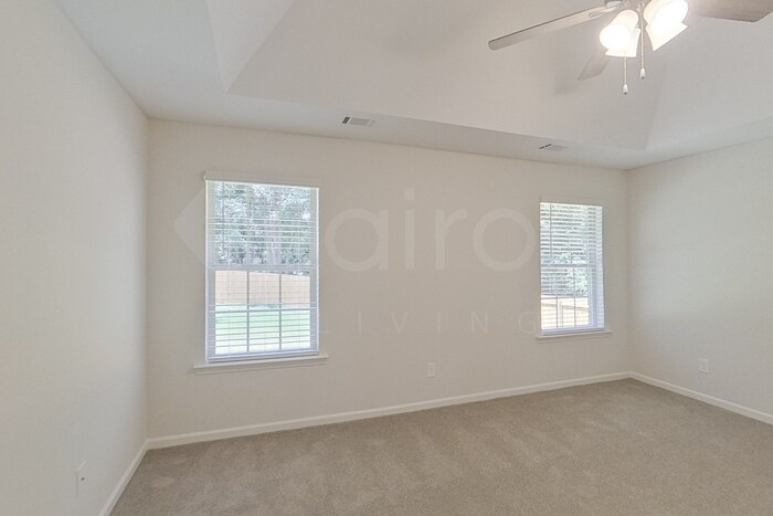 Building Photo - 111 Live Oak Dr