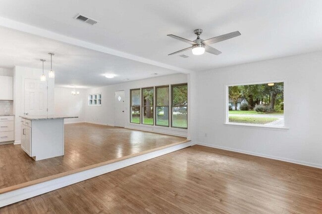 Building Photo - 1035 Nottingham Dr