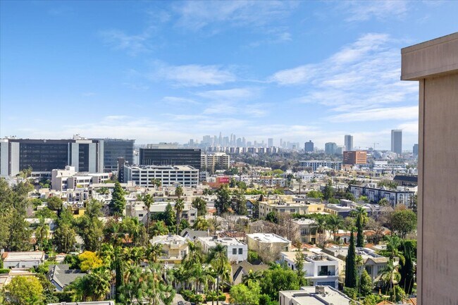 Building Photo - 100 S Doheny Dr