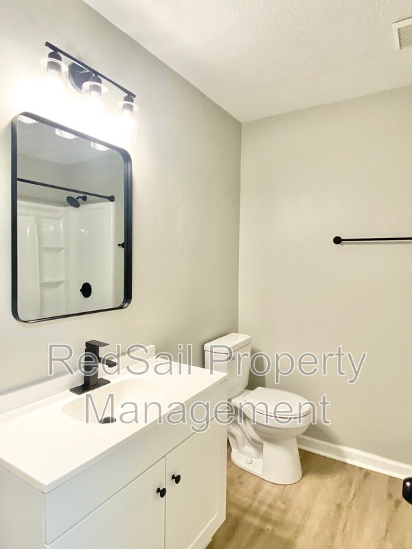 Building Photo - 709 Chatsworth Dr