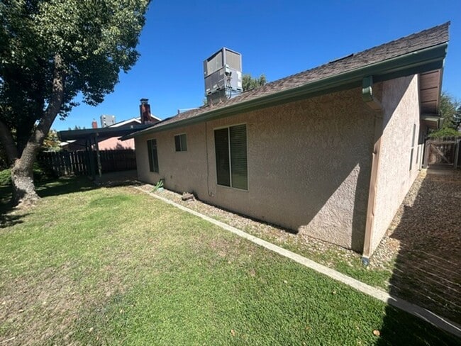 Building Photo - 6025 W Paradise Ave