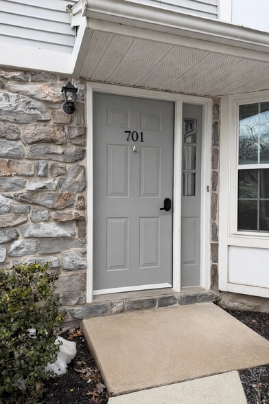 Building Photo - 701 Mews Dr