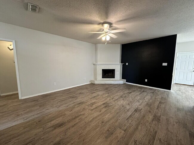 Building Photo - Charming North Lubbock Home with Spacious ...