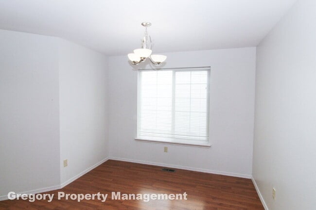 Building Photo - 2000 Village Green Dr