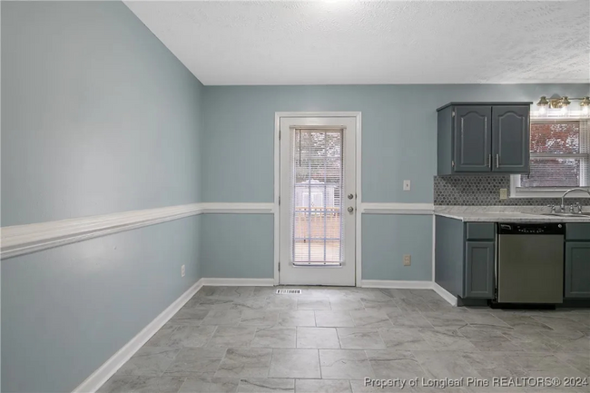 Building Photo - 929 Hollydale Ln