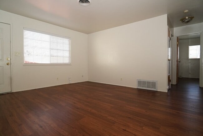 Building Photo - Cute 2 bedroom, 1 bath in Carmichael!