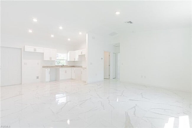 Building Photo - AVAILABLE NOW-TROPIC ACRES-THREE BEDROOM TWO BATH SINGLE FAMILY HOME.