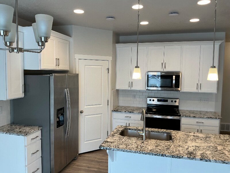 Building Photo - 816 N Hilltop Dr