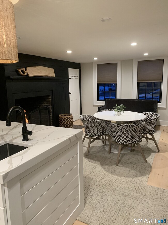 Building Photo - 160 Main St