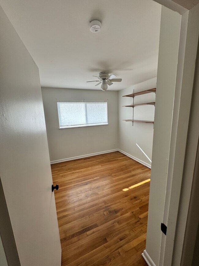 Building Photo - 3 Bedroom 1.5 baths! Walker & Cedar Hills ...