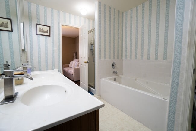 Building Photo - 8538 Towne Manor Ct
