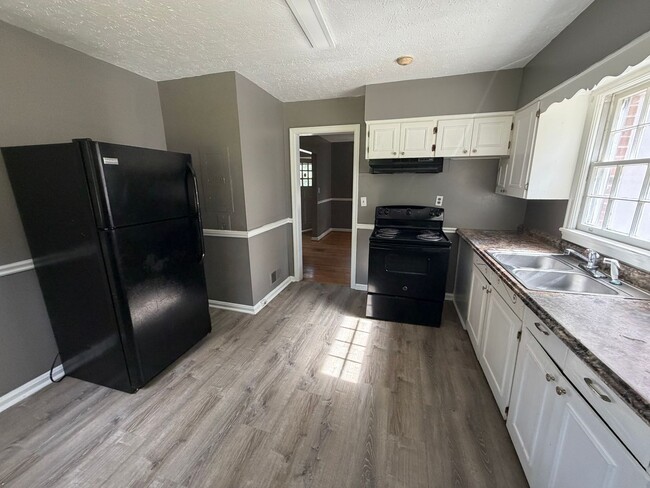 Building Photo - Tons of Space and Super Location