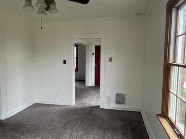 Building Photo - 832 Vankirk St
