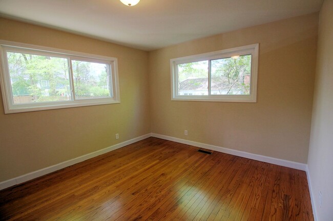 Building Photo - 2bd/1ba Apartment located 1 block from Duk...
