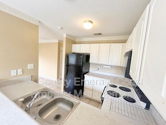 Building Photo - 34 Harbeson Ave NE