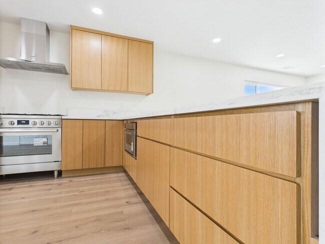 Building Photo - Modern Luxury 3x2 home in the Heart of Vista
