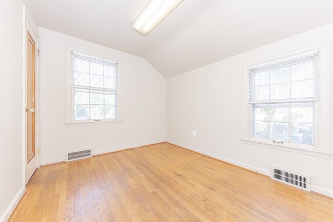 Building Photo - 909 E Ann St