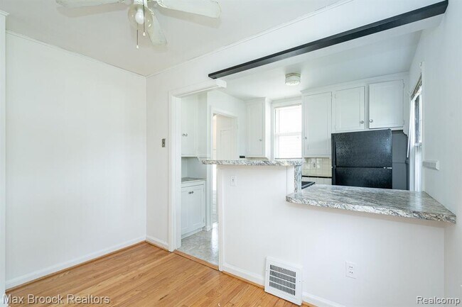 Building Photo - 1587 Leroy St