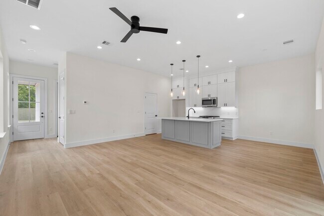 Building Photo - 6131 Pacific Frst Dr