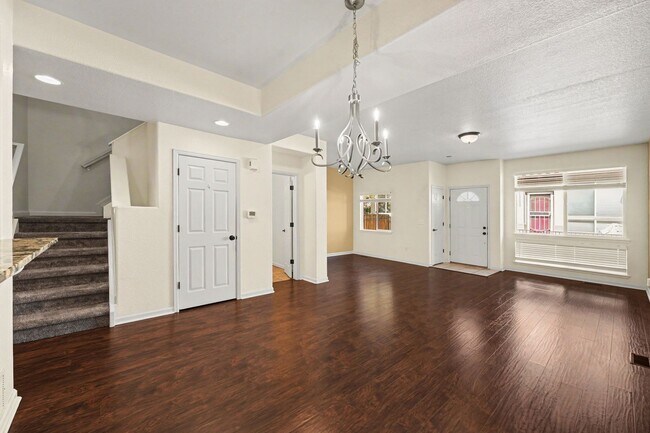 Building Photo - Spacious 3 Bed 2.5 Bath in the heart of Aurora!