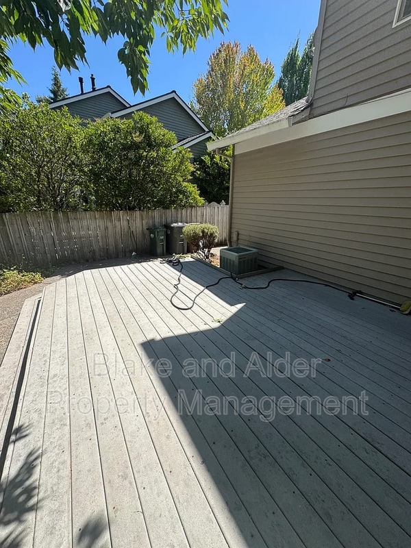 Building Photo - 1079 NE Creeksedge Dr