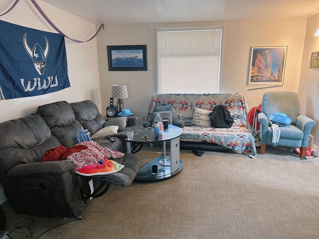 Building Photo - PRELEASING:  5 bdrm/3 bath on High Street!