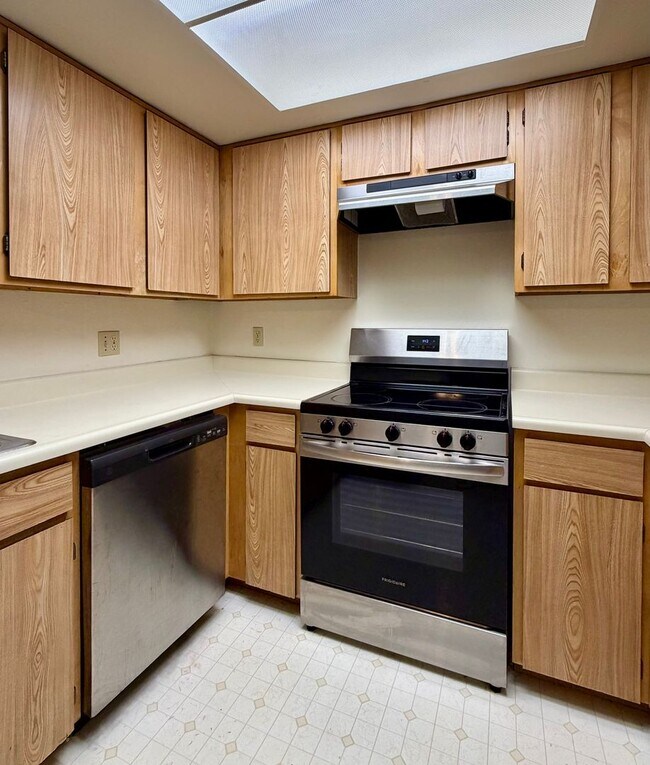 Building Photo - 1276 Bellevue Way NE