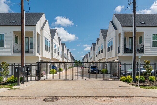 Building Photo - 5715 White Magnolia St.