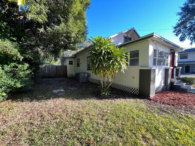 Building Photo - 924 Vistabula St