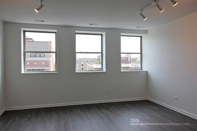 Building Photo - Gut rehabbed 3 bedroom 2 bath TOP FLOOR loft-style unit in WRIGLEY!