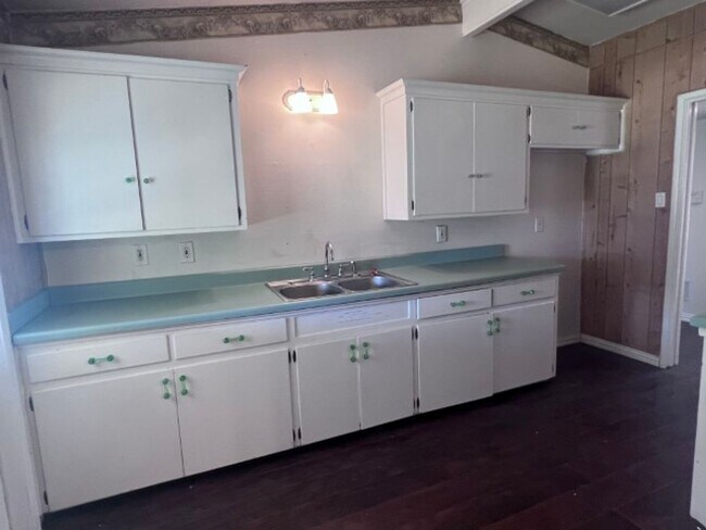 Building Photo - 703 E Formosa Blvd