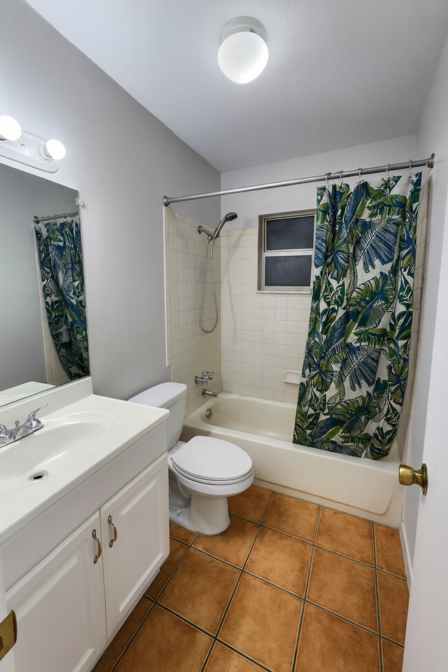 Building Photo - Renovated 2/1 in the Heart of Tampa on a DOUBLE lot!