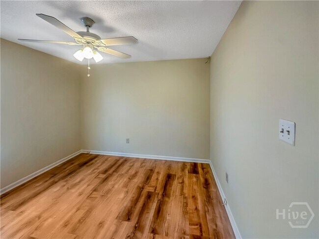 Building Photo - 406 Riverview Dr