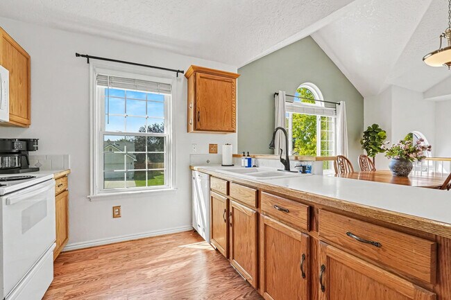 Building Photo - 7400 Newbrook Dr