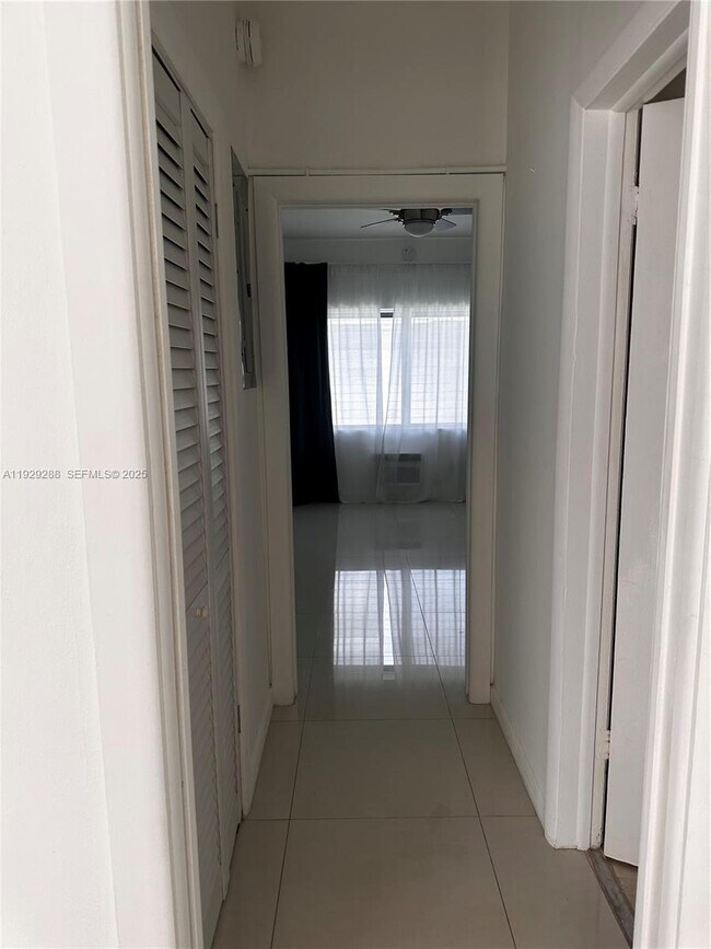 Building Photo - 10250 W Bay Harbor Dr