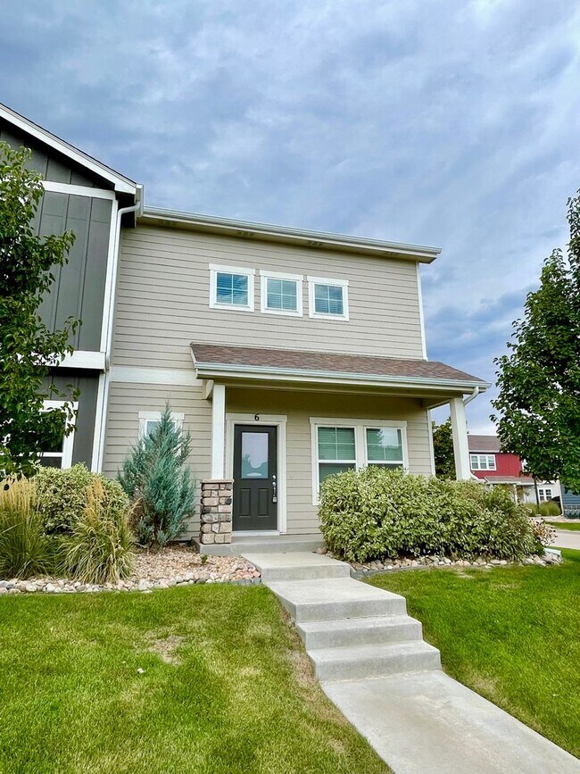 Building Photo - Beautiful 3 bed, 3 bath Townhome in West W...